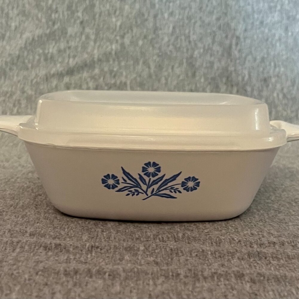 This is a Corning ware P-41 Petite Pan with Plastic Lid Cornflower Blue